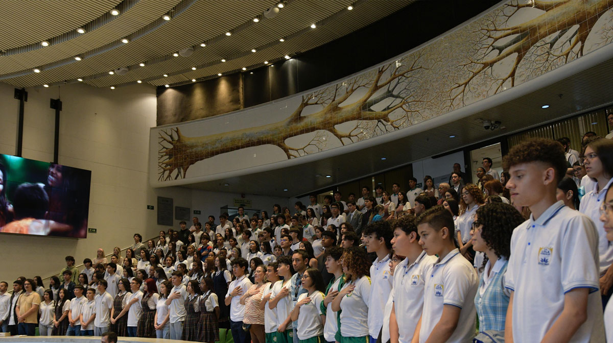 300-estudiantes-de-colegios-oficiales-de-Medellín-se-formarán-en-debate-y-oratoria02