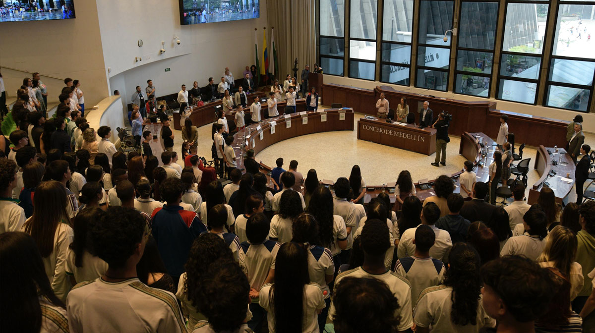 300-estudiantes-de-colegios-oficiales-de-Medellín-se-formarán-en-debate-y-oratoria034