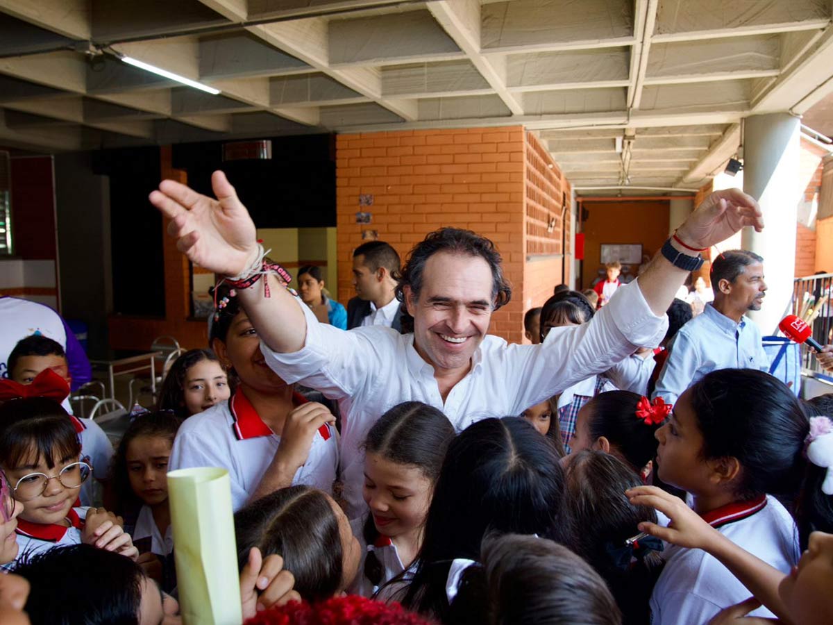 Alcalde-de-Medellín-y-el-Secretario-de-Educación-recorren-2