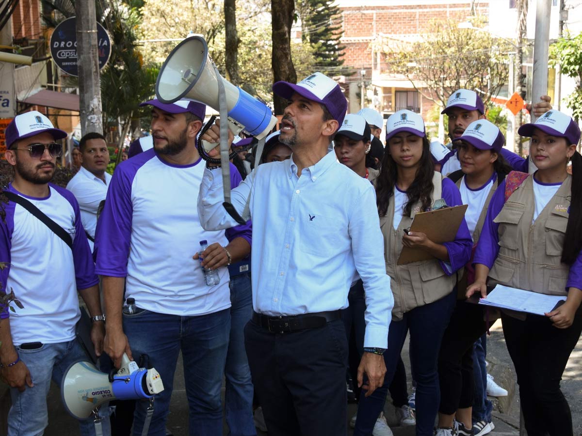 Alcalde-de-Medellín-y-el-Secretario-de-Educación-recorren-3