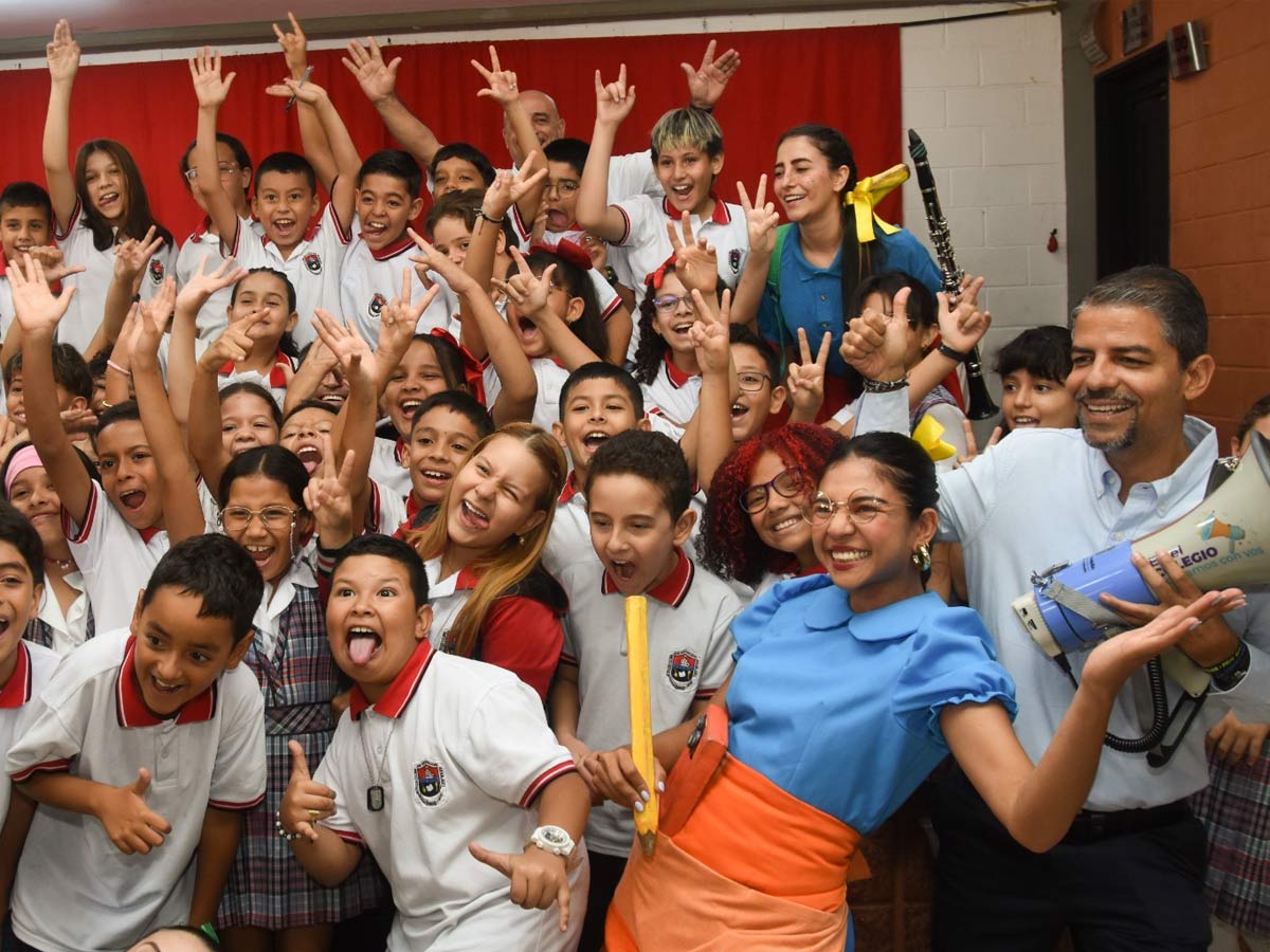 Alcalde-de-Medellín-y-el-Secretario-de-Educación-recorren-4