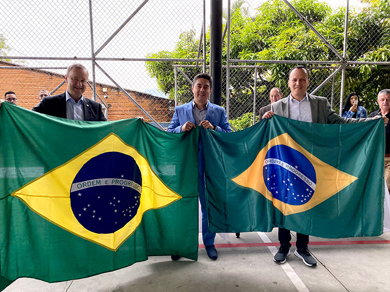 Embajador-en-la-I.E.-República-de-Brasil Embajador de Brasil visitó institución educativa oficial de Medellín que le apuesta al portugués como segundo idioma